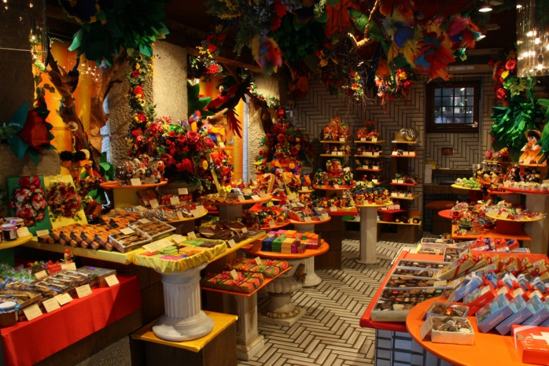 vitrine-OPIO-min_candy_store_chocolate_shop_chocolate_switzerland-393515